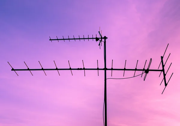TV-antenne bij zonsopgang hemel — Stockfoto