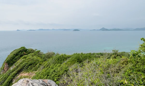 Остров с видом на море в Таиланде — стоковое фото