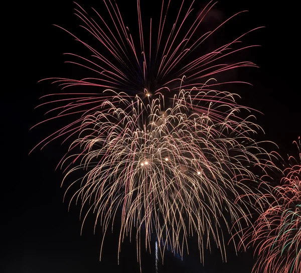 Buntes Feuerwerk am Nachthimmel — Stockfoto