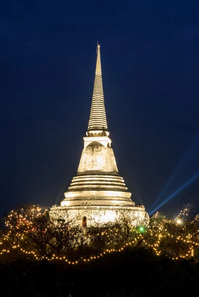 Pagoda blanca iluminada en la colina en el crepúsculo —  Fotos de Stock