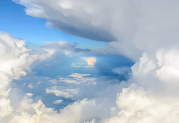 Cielo dramático con nubes de tormenta —  Fotos de Stock