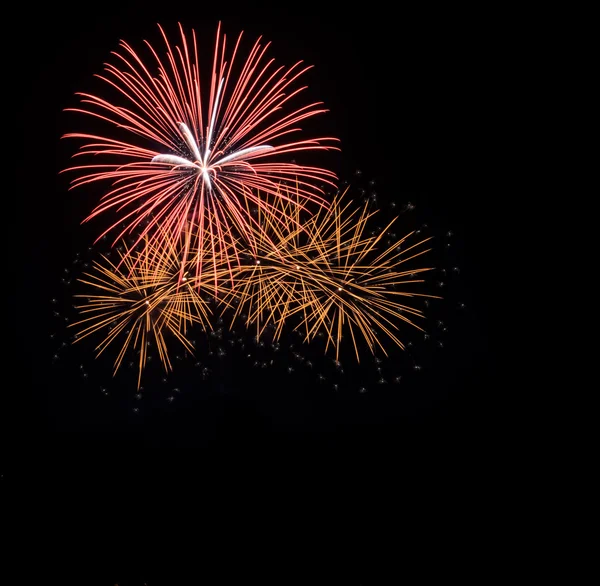 Goldenes Feuerwerk am schwarzen Himmel — Stockfoto