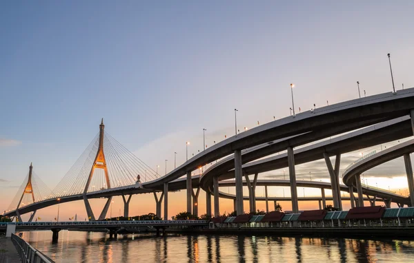 Μπουμιμπόλ γέφυρα στο ηλιοβασίλεμα στην Μπανγκόκ, Ταϊλάνδη — Φωτογραφία Αρχείου