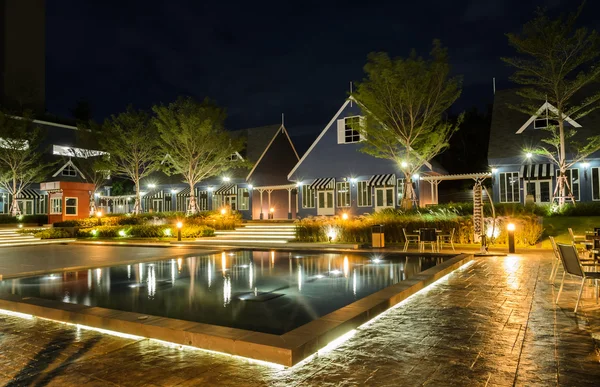 Impresionante vista de la casa de estilo holandés iluminada por la noche —  Fotos de Stock