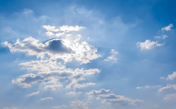 Céu azul nuvem fundo — Fotografia de Stock