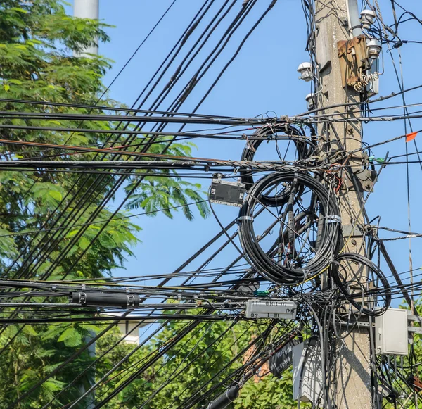 Plątaniną kabli elektrycznych na słupie w Tajlandii — Zdjęcie stockowe