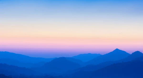 Hermosa vista de la puesta de sol sobre las montañas - Blur fondo de la naturaleza —  Fotos de Stock