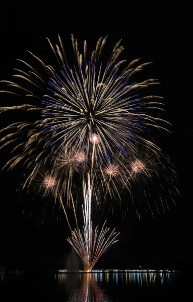 Fuochi d'artificio colorati con riflessione sul lago — Foto Stock