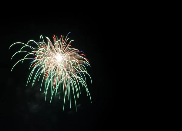 Fuochi d'artificio colorati nel cielo nero — Foto Stock