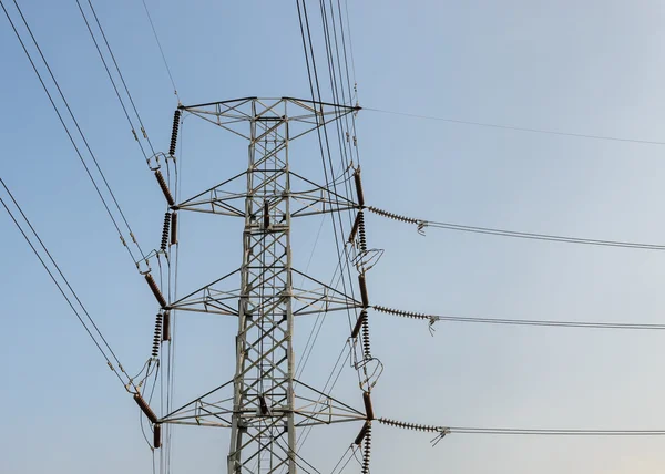 Jakim pylon zapewnia energię elektryczną w błękitne niebo — Zdjęcie stockowe