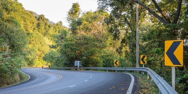 Estrada curva do campo — Fotografia de Stock