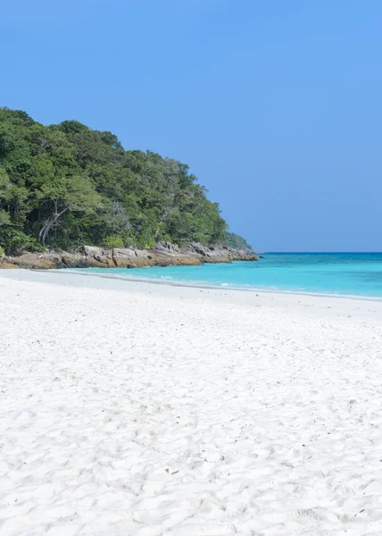 Tayland Andaman Denizi'nin beyaz kum plaj pastoral — Stok fotoğraf