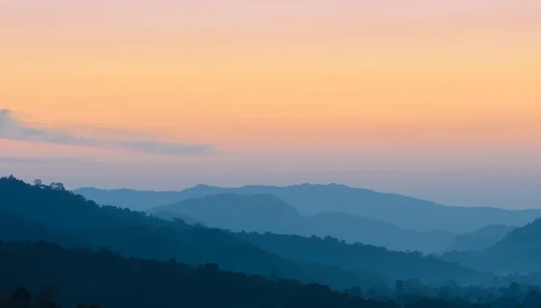 Krásný výhled na západ slunce nad horami — Stock fotografie