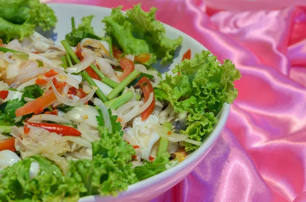 Salada de frutos do mar picante e azedo tailandesa — Fotografia de Stock