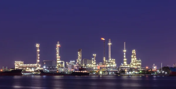 在黄昏照亮的石油精炼厂 — 图库照片