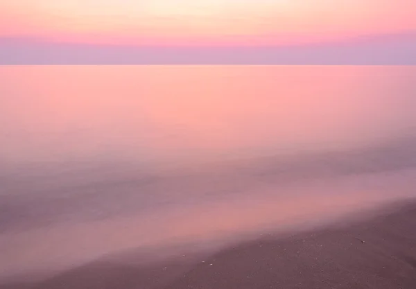 Beautiful sunrise at the beach — Stock Photo, Image