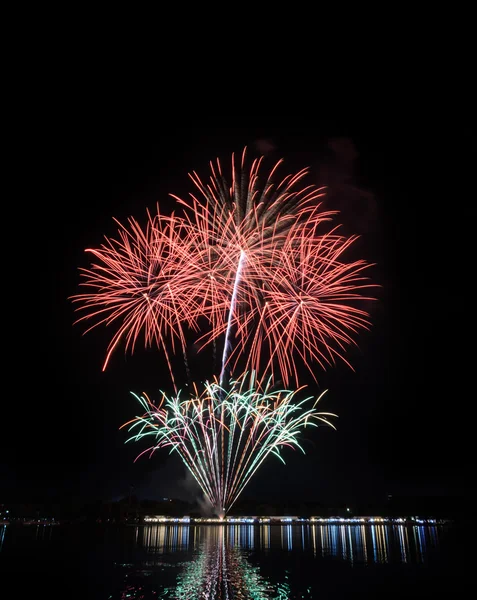 Feux d'artifice colorés avec réflexion sur le lac — Photo