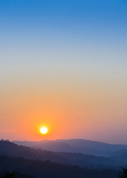 Hermosa vista de la puesta de sol sobre las montañas —  Fotos de Stock