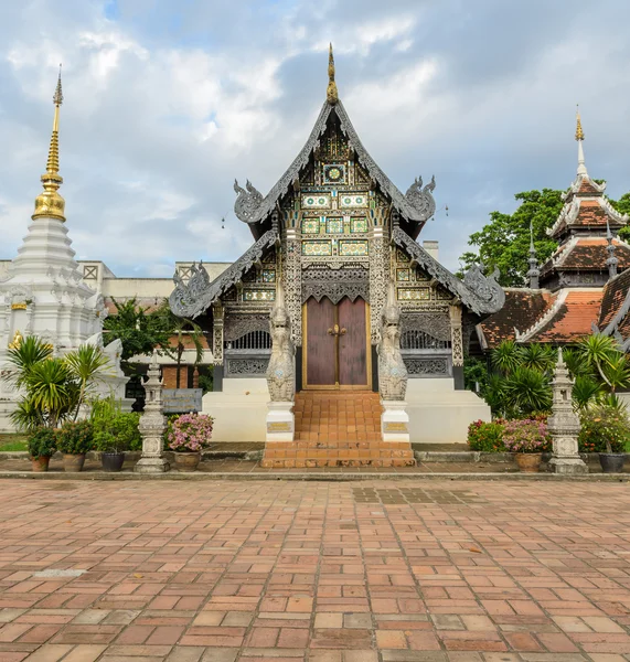 Mosteiro de madeira antigo em Chiang Mai, Tailândia — Fotografia de Stock