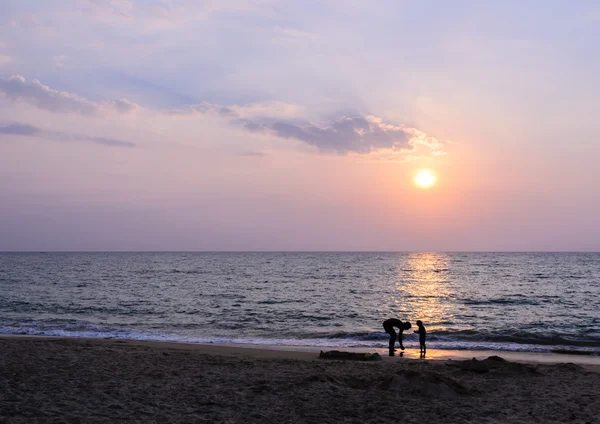 Färgglada sunset på Khao Lak beach i Phang Nga, Thailand — Stockfoto