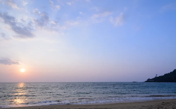 Barevný západ slunce na pláži Khao Lak v Phang Nga, Thajsko — Stock fotografie