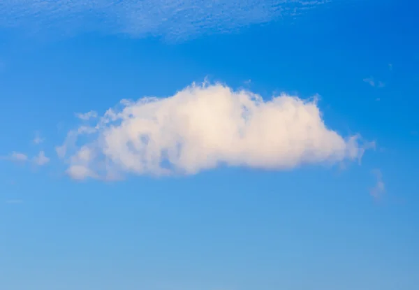 Облако на голубом фоне неба — стоковое фото