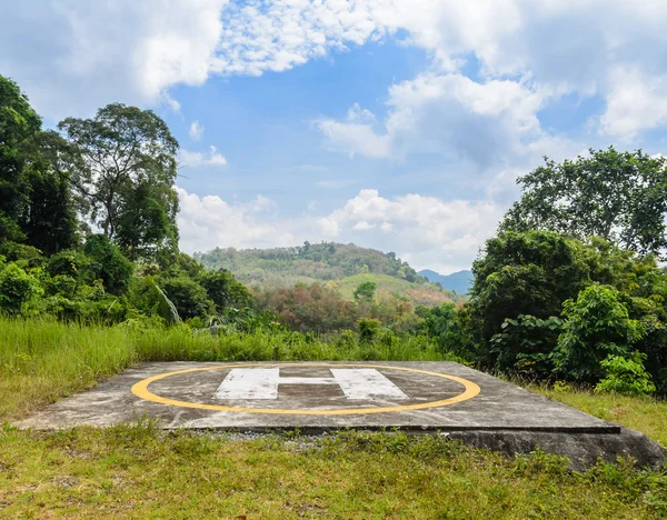 Helicopter landing pad on mountain — Stock Photo, Image