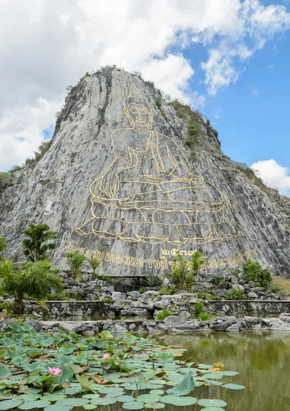 カオ ・ チーちゃん、タイで崖に彫られた仏像 — ストック写真
