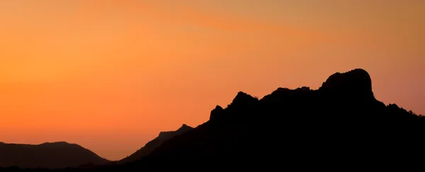 Atardecer dorado sobre la montaña —  Fotos de Stock