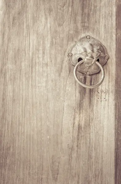 Velho batedor na porta de madeira em estilo chinês — Fotografia de Stock