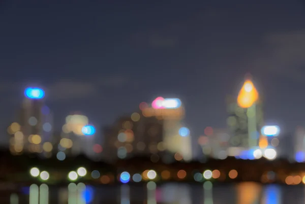 Stadtsilhouette bei Nacht - verschwommener Bokeh-Hintergrund — Stockfoto