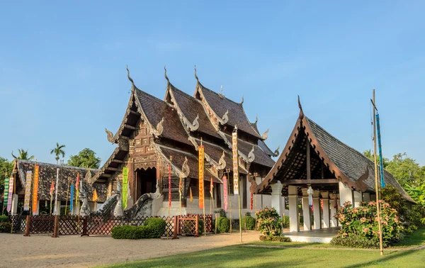 美しいチェンマイ、タイでタイのランナ木造寺院 — ストック写真