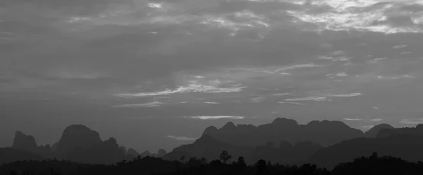 Presa de Ratchaprapha en la provincia de Surat Thani, Tailandia —  Fotos de Stock