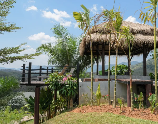 Terrasse extérieure avec vue sur la montagne en Thaïlande — Photo