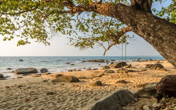Rockové pláž s dřevěnou houpačku v Thajsku — Stock fotografie