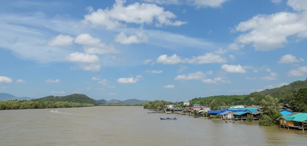 Montaña tropical con pueblo pesquero en Tailandia — Foto de Stock