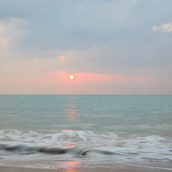 Seascape solnedgången vid Andamansjön, Thailand — Stockfoto