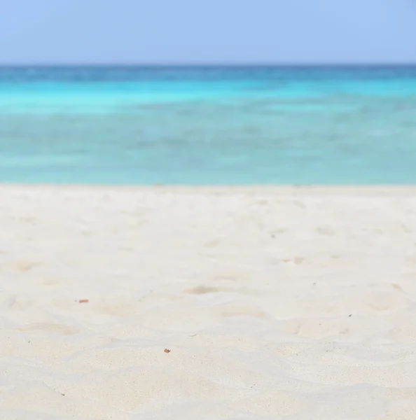 Weißer Sandstrand und Meereshintergrund — Stockfoto