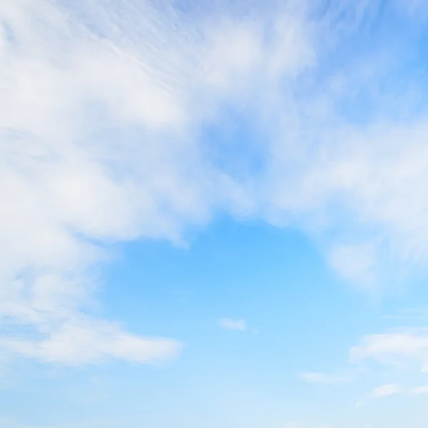 Weiße Wolke am Himmel — Stockfoto