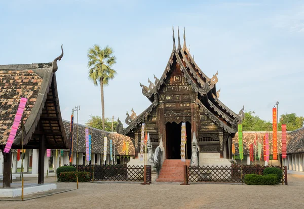 Bellissimo tempio in legno Thai Lanna a Chiang Mai, Thailandia — Foto Stock