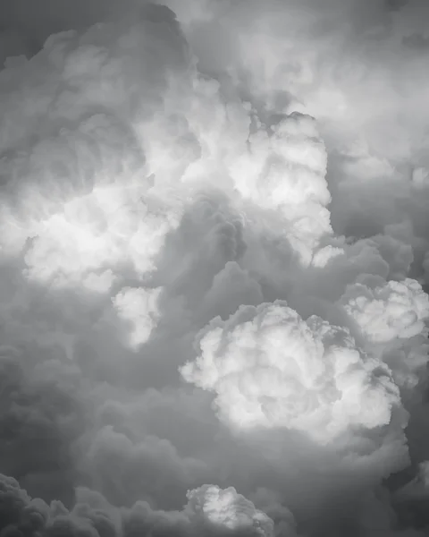 Dramatischer Himmel mit Gewitterwolken — Stockfoto