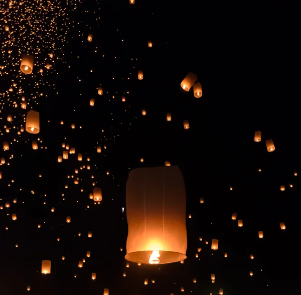 Φεστιβάλ φανάρια ουρανό ή Yi Peng Φεστιβάλ σε Chiang Mai, Thailan — Φωτογραφία Αρχείου