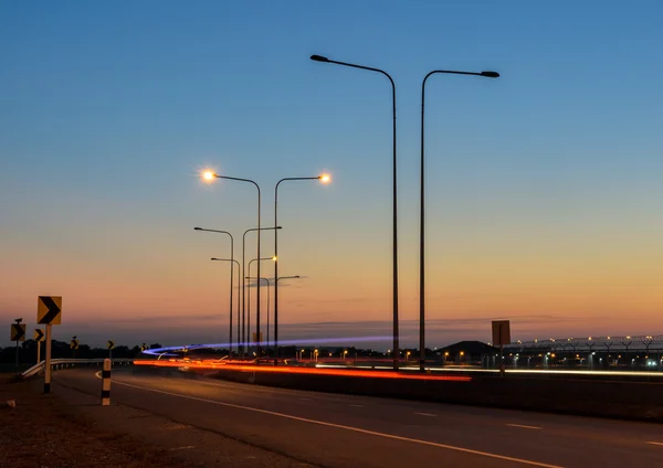 Alacakaranlıkta sokakta ışık yollar — Stok fotoğraf