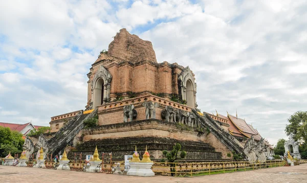 Ancient pagoda at Wat Chedi Luang temple in Chiang Mai, Thailand — Stock Photo, Image