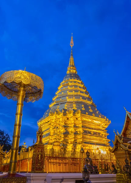 Templo Doi Suthep en el crepúsculo, hito de Chiang Mai, Tailandia —  Fotos de Stock