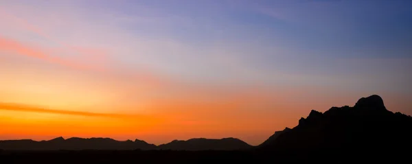 Barevný západ slunce za hory — Stock fotografie