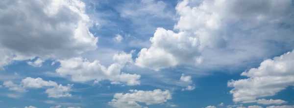 Blauer Himmel mit Wolken — Stockfoto