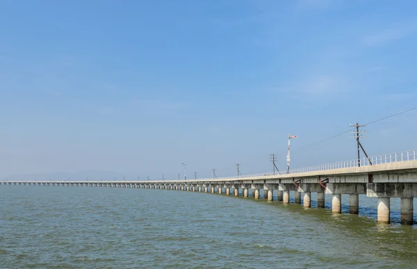 Pont ferroviaire mène à travers le lac en Thaïlande — Photo