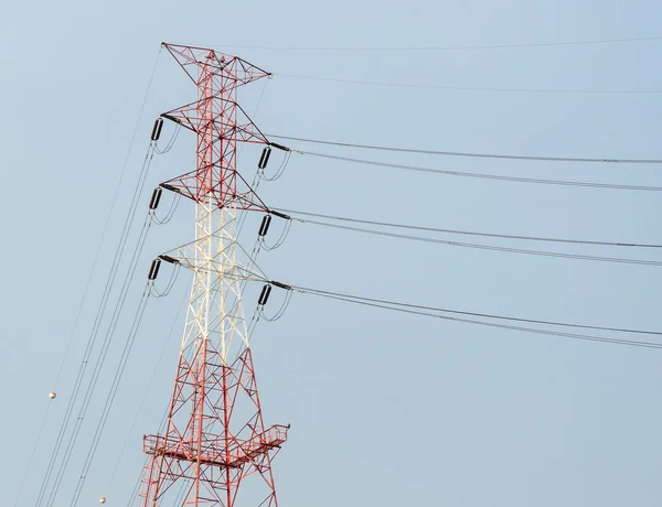 Pilón de electricidad en el cielo azul — Foto de Stock