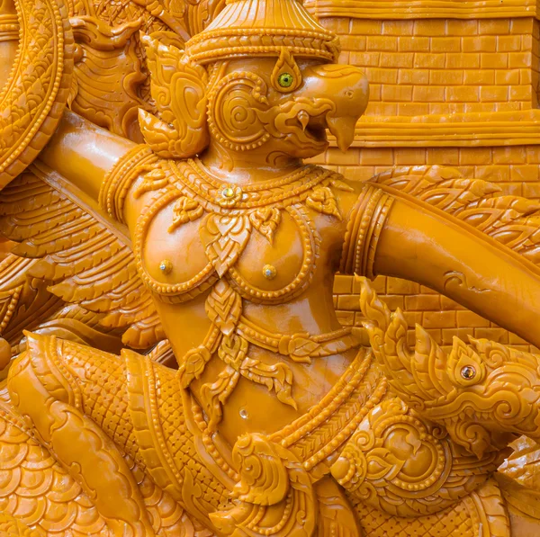 Thai ljus vax skulptur av garuda — Stockfoto